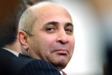 Հովիկ Աբրահամյանը որդու համար պաշտոնազրկում է Արտաշատի քաղաքապետին