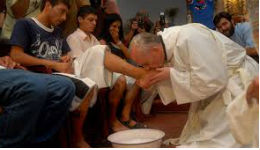 Հռոմի պապ Ֆրանցիսկոսը լվացել է 12 անչափահաս բանտարկյալների ոտքերը