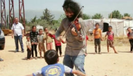 Տաղանդավոր հայ ջութակահարն իր ջութակով  մեծ ուրախություն է պատճառել սիրիացի երեխաներին