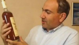 Տարոն Մարգարյանենց տուն գնացողները խմիչքի փոխարեն անշարժ գո՞ւյք են տանում (տեսանյութ)